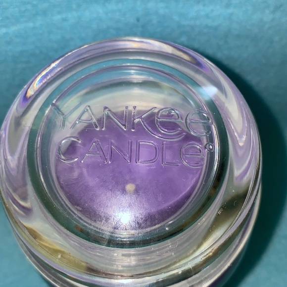YANKEE Lilac Blossoms 22 oz. CANDLE RARE 
SCENT - Picture 3 of 6